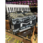 Acordeon Michael Acm8007n 80 Baixos Preto Marmorizado C/Case Acordeon Michael Acm8007n 80 Baixos Preto Marmorizado C/Case